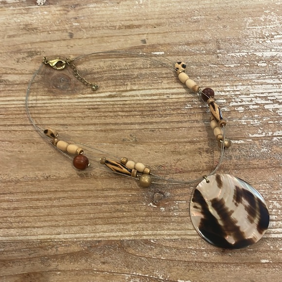 Vintage Brown Leopard Animal Print Mother of Pearl Pendant Beaded Necklace - Picture 3 of 3